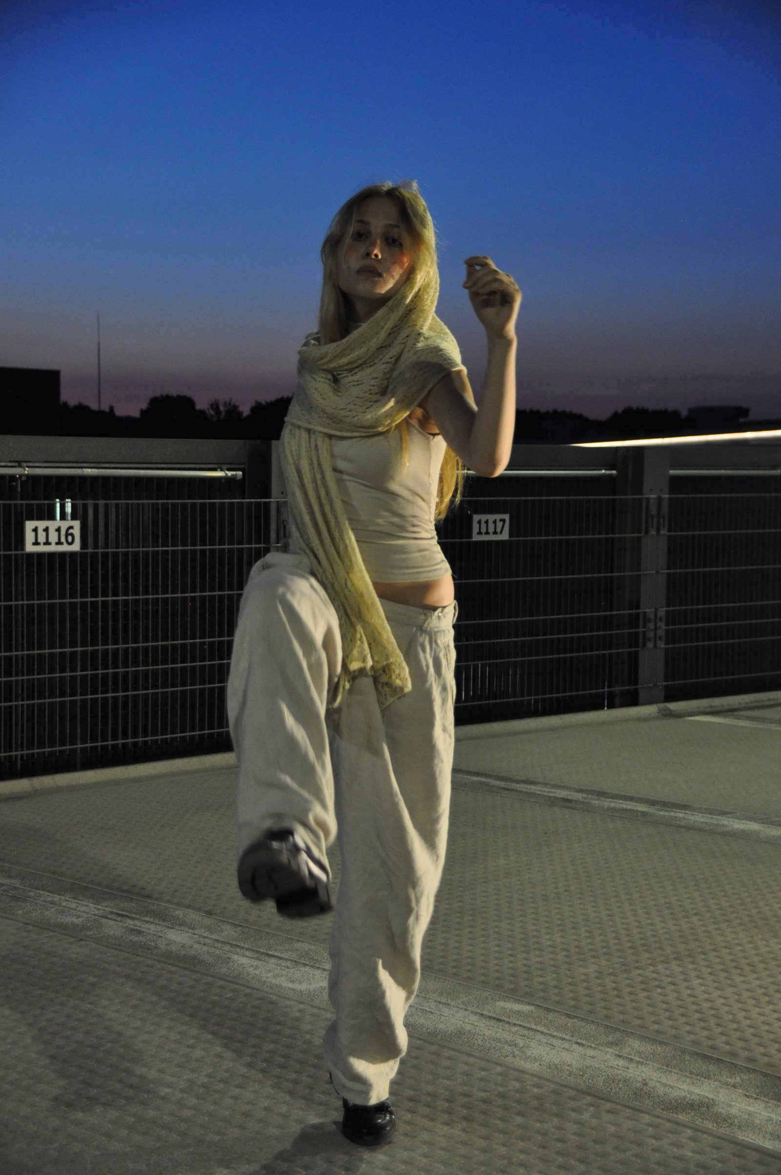Amy Strupix zur blauen Stunde auf dem Parkdeck